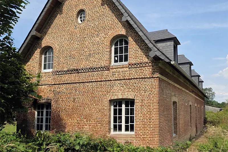 Schreinerei aus laminiertem Holz: Wohnprojekt in der Normandie, Frankreich