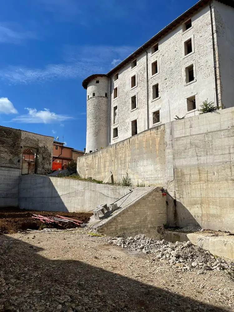 Schreinerei aus laminiertem Holz: Schloss, Riofreddo, Italien