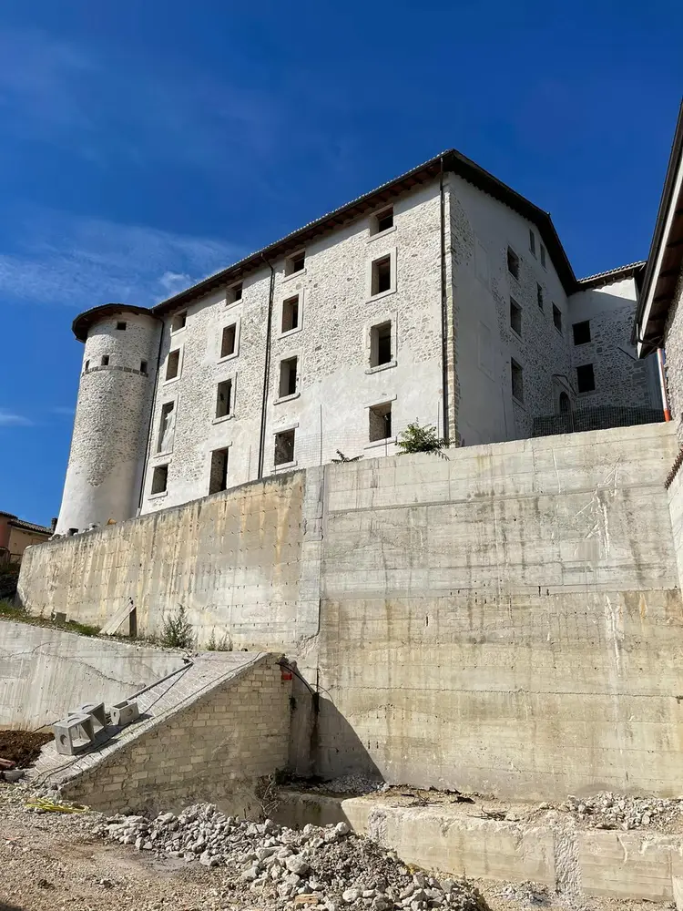 Schreinerei aus laminiertem Holz: Schloss, Riofreddo, Italien