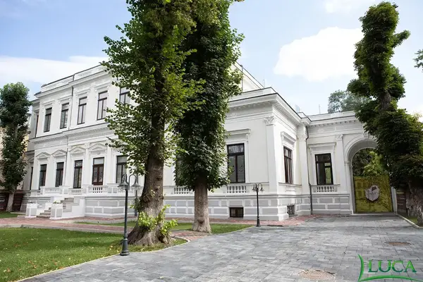 Schreinerei aus laminiertem Holz: Internationales Gymnasium Ioanid, Bukarest