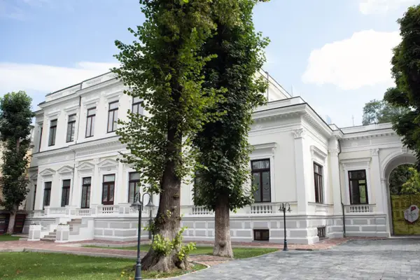 Schreinerei aus laminiertem Holz: Internationales Gymnasium Ioanid, Bukarest, Rumänien