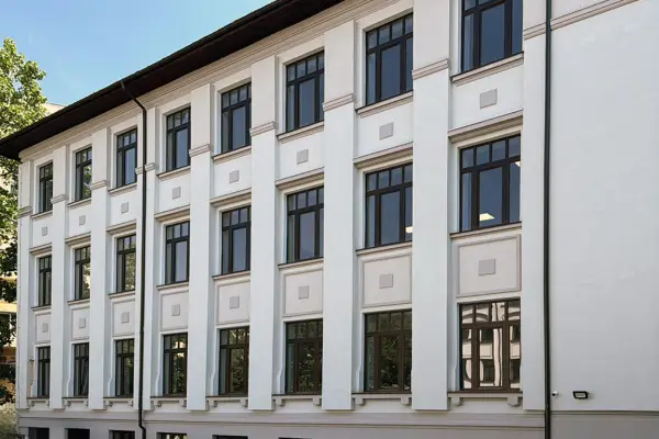 Schreinerei aus laminiertem Holz: Mihai Eminescu College, Bukarest, Rumänien