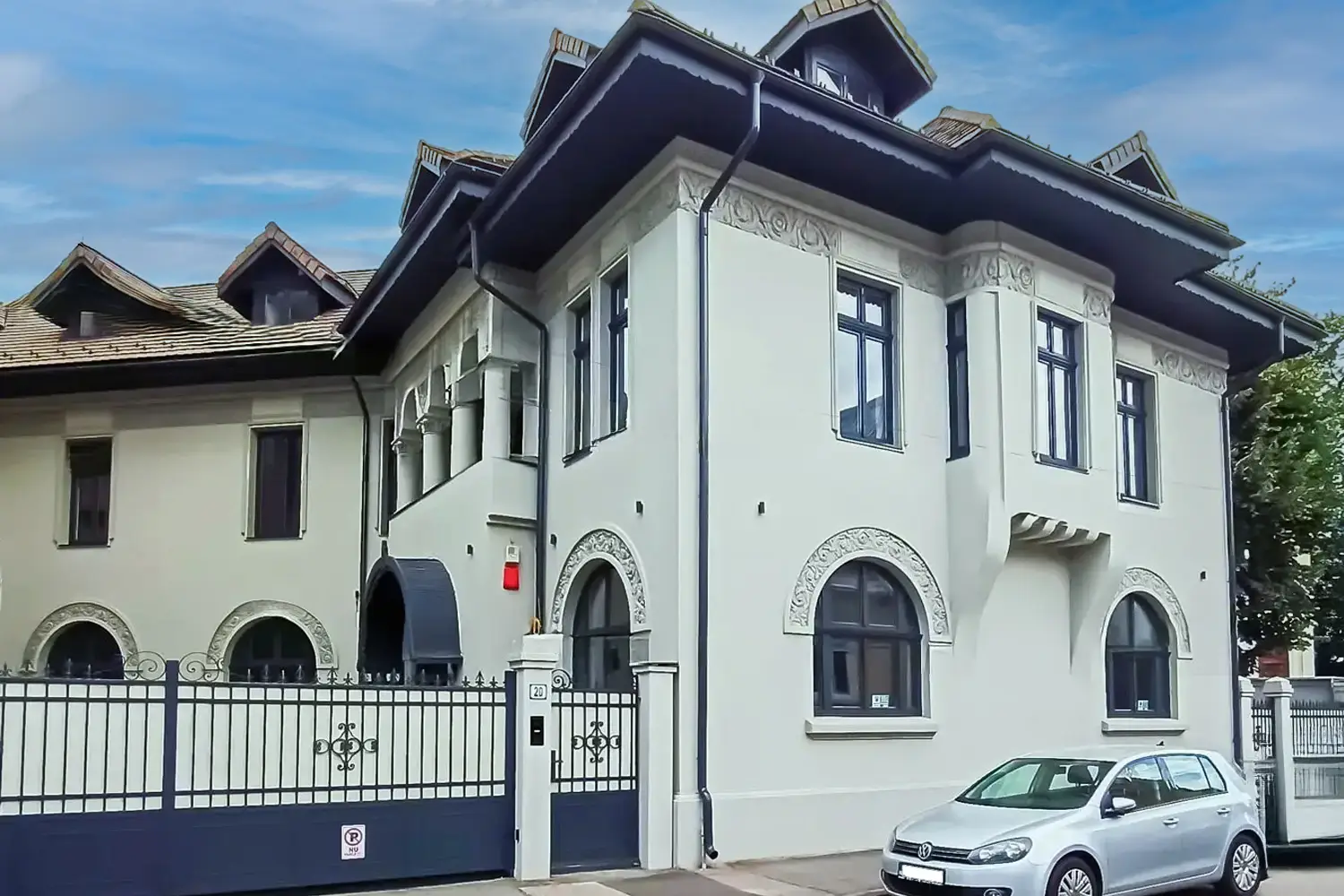 Schreinerei aus laminiertem Holz: Privates Gebäude aus Zwischenkriegszeit, Bukarest, Rumänien