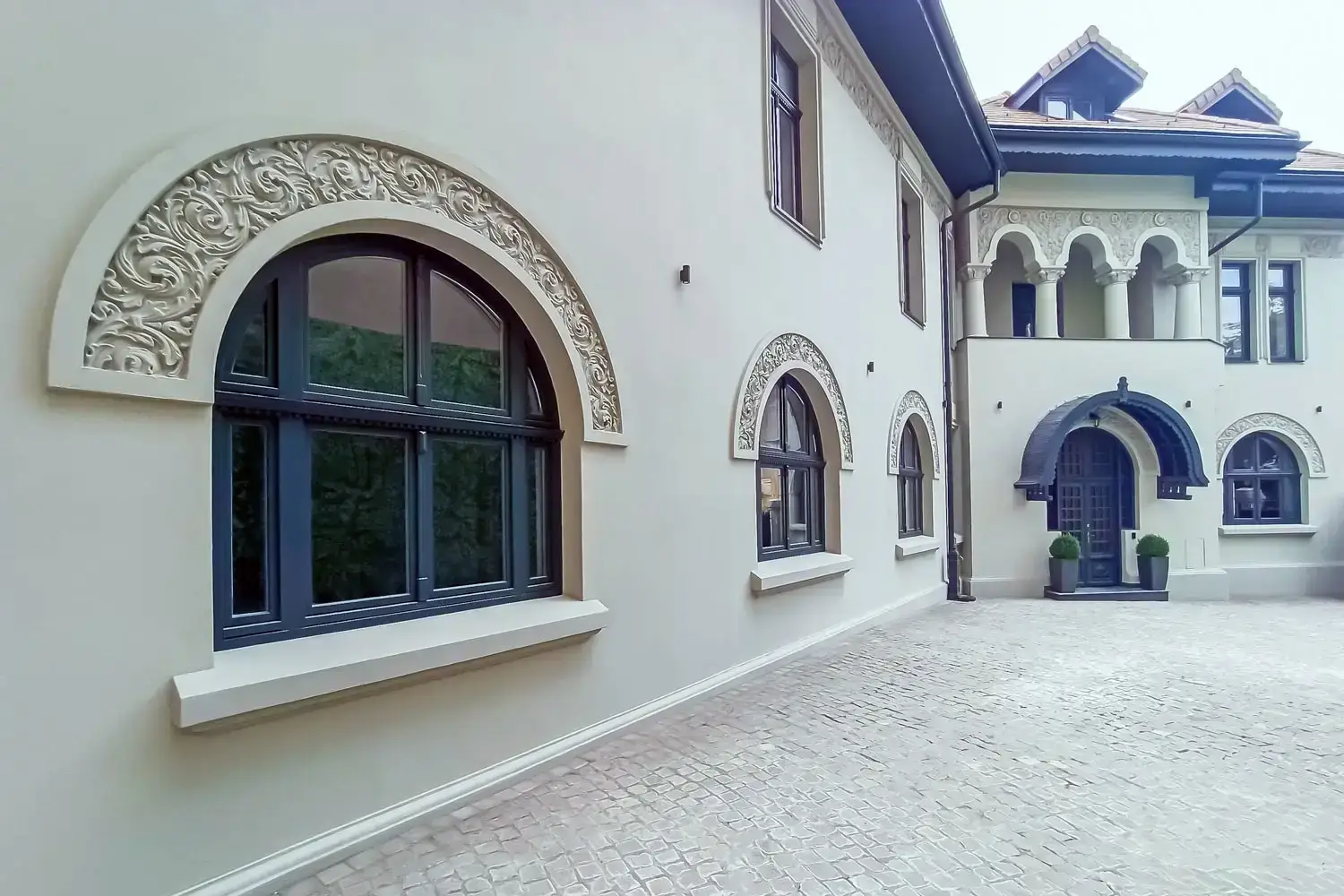 Schreinerei aus laminiertem Holz: Privates Gebäude aus Zwischenkriegszeit, Bukarest, Rumänien