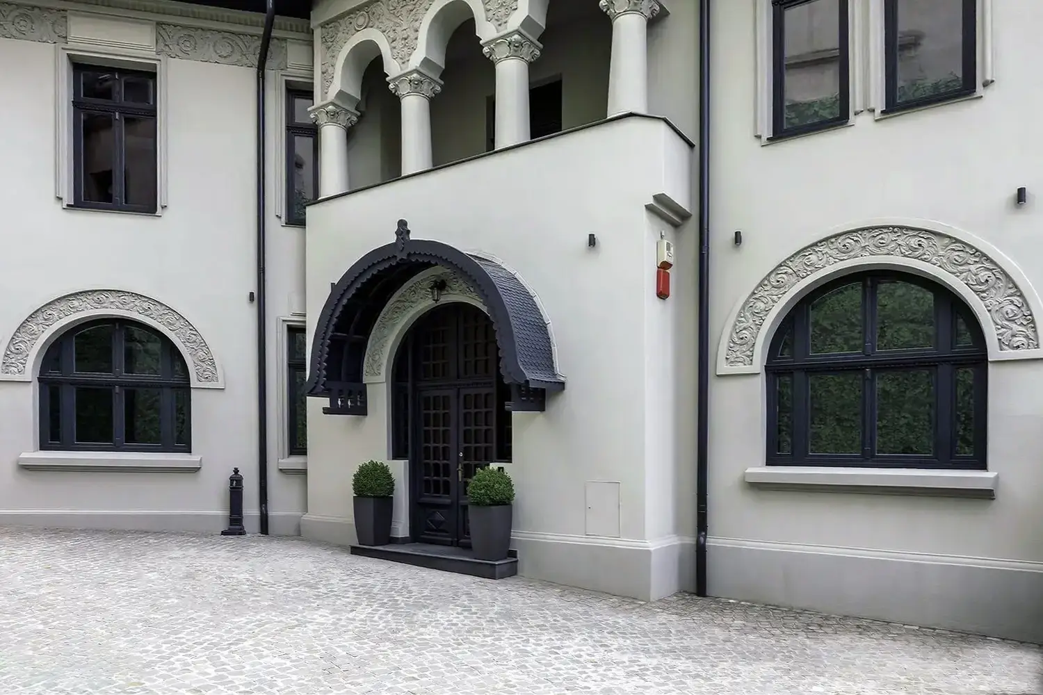Schreinerei aus laminiertem Holz: Privates Gebäude aus Zwischenkriegszeit, Bukarest, Rumänien