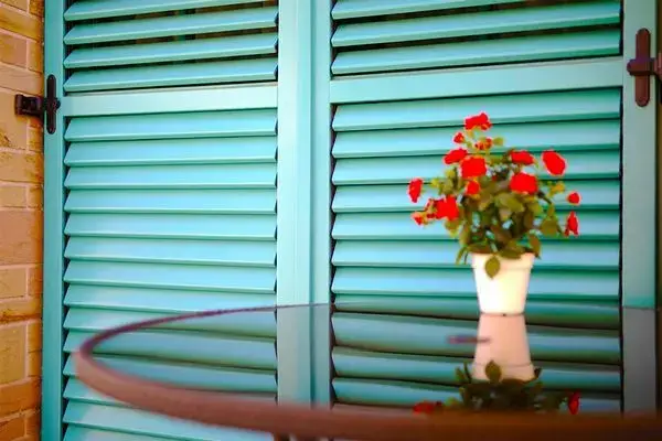 Fensterläden aus laminiertem Holz